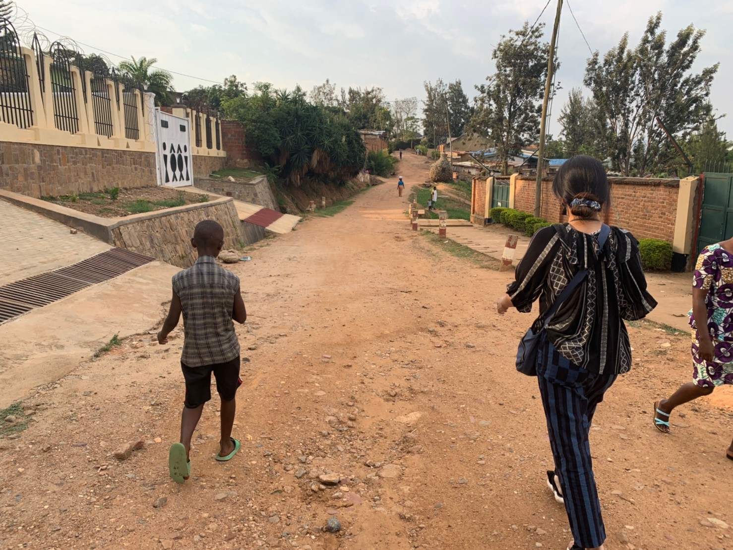 子ども達を支えるのは21歳画家＆２畳に5人寝るスラムのお家訪問　ルワンダ紀行２